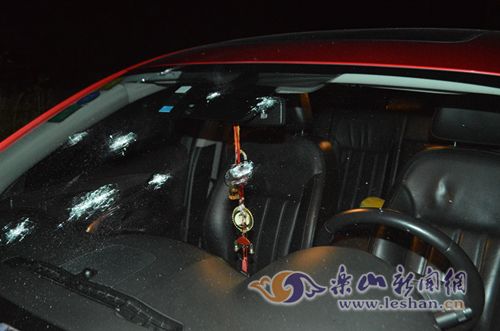 现场被打坏的汽车