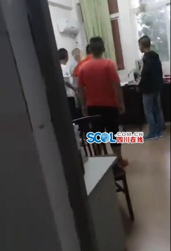 四川省商贸学校新生殴打老师(网传视频截图)