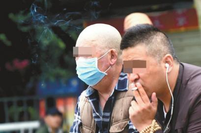 10月7日,成都某医院,抽烟者的旁边就坐着一位患者。