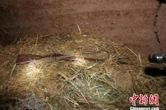 犯罪嫌疑人藏匿的屋内草堆中搜出的枪支。 白玉警方供图