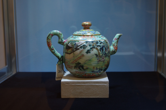 　　清乾隆粉彩惠山煮泉观卷图御制诗茶壶（A FAMILLE-ROSE TEAPOT FOR THE QIANLONG EMPEROR），图片来源：99艺术网 杭亚
