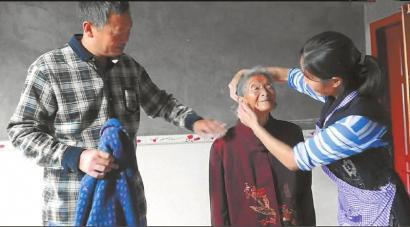 李殿聪夫妻二人照顾老人起居