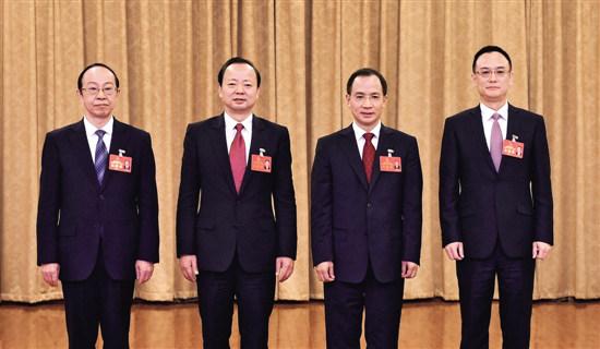 市委书记马波(左二)当选的市人民政府市长任晓春(左三)、市人大常委会主任李发强(左一)、市政协主席戴震合影。