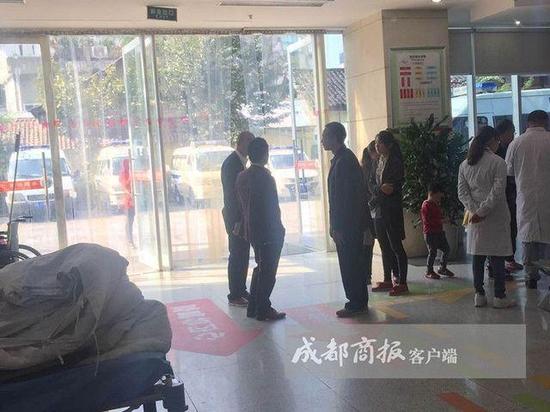 双方家属正在商量对话