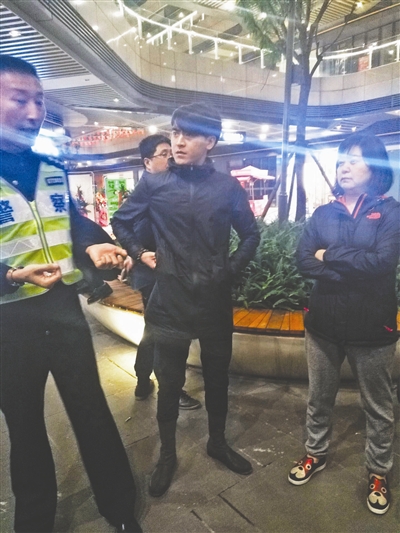 李阳(中)被受害者挡在“顶尖殿堂”