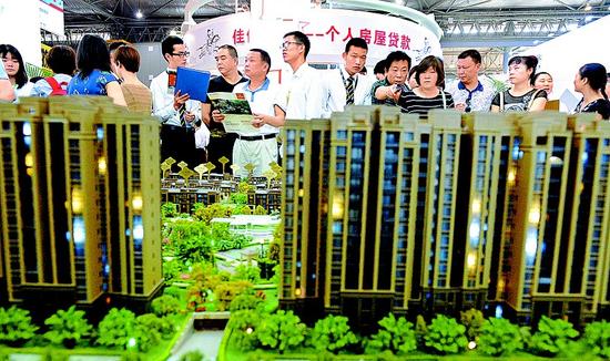 国庆节期间,消费者前往第48届成都市房地产交易会 (2016秋季)看房,其中不少人通过个人住房贷款购房。 本报记者 李向雨 摄