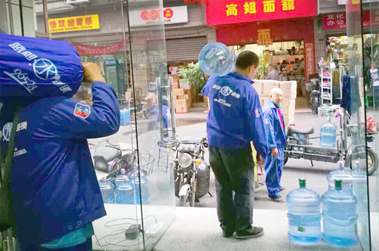 图片:自来水污染火了桶装水,这让水站的送水师傅们非常繁忙。