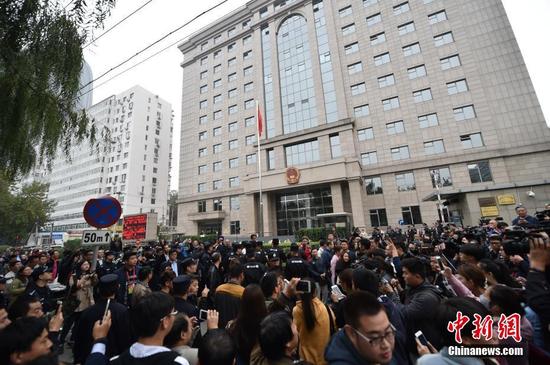 王宝强离婚案开庭 戴黑超低调现身