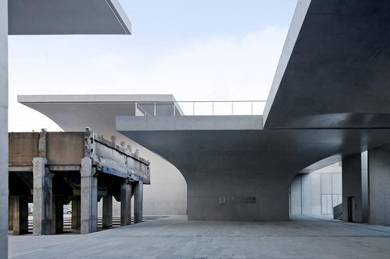 由大舍建筑设计事务所设计的龙美术馆西岸馆将新的拱柱与工业遗产相结合