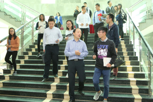 胡敏教授与同学们交流