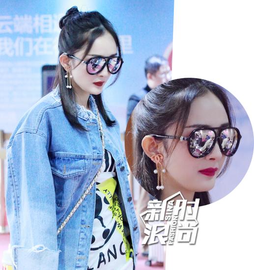 杨幂唐嫣坐飞机也要涂个大红唇? 够美也够作