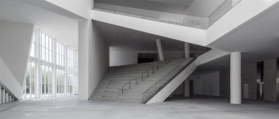 朱培建筑事务所将北京的一座工厂转变成了民生现代美术馆