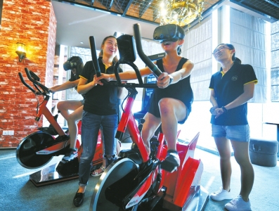 市民在成都春熙路一家影城体验VR。