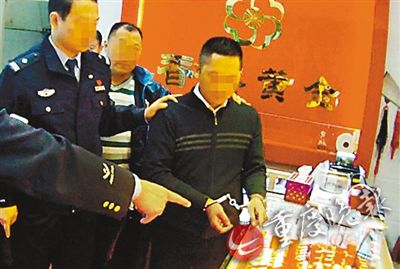 金店老板偷盗黄金,嫌疑人叶某指认犯罪现场