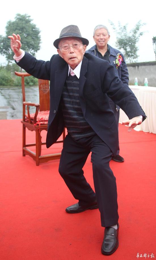 峨眉武术百岁宗师收徒