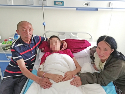 莫欣和母亲、继父在一起。