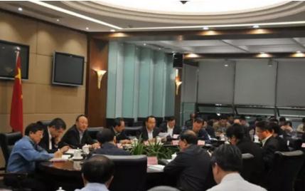 尹力以四川天府新区管委会主任身份主持会议