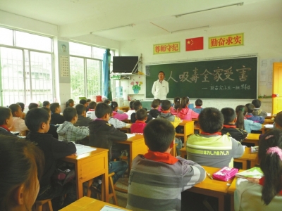 新苗实验学校学生正在上禁毒课。