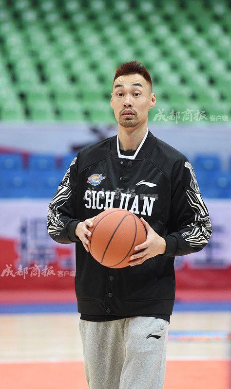 CBA联赛将至 川军大将入院输液