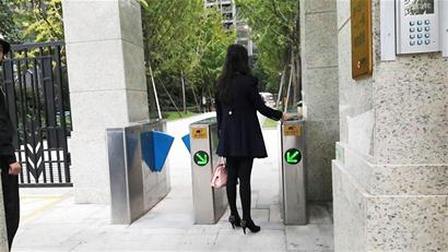 成都小区门禁形同虚设 律师:门禁损坏致业主失