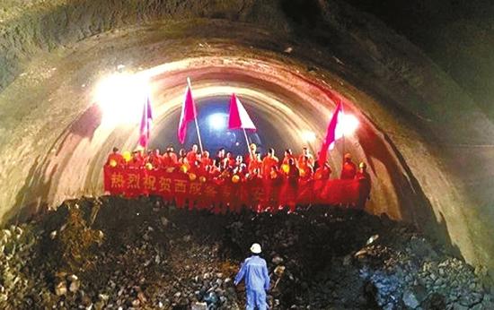 西成客专小安隧道贯通,意味着四川北上最快速的铁路大通道正式“路通”。