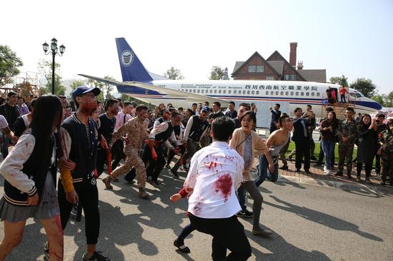 还原近期热播的电影《釜山行》