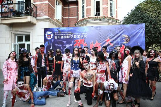 同学们参加狂欢巡游