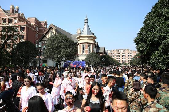 同学们参加狂欢巡游
