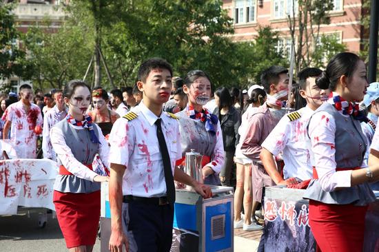 空乘专业的同学们扮演了恐怖航班
