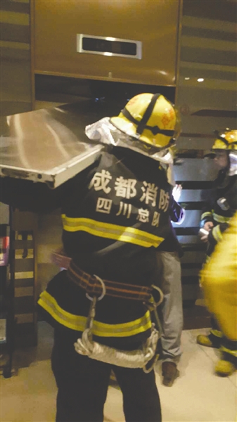 1日23时许,天府二街世豪广场10人被困电梯,1小时后被消防人员破门救出。