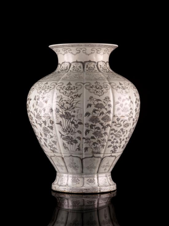 明洪武 釉里红四季花卉纹瓜棱石榴尊 H:51 cm RMB 12,000,000-15,000,000