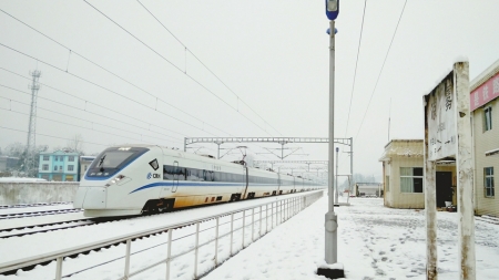 沪蓉线遭受今冬首轮冰雪凝冻侵袭。图据成都铁路局