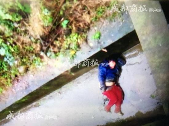 醉酒男掉入成都三环边水沟