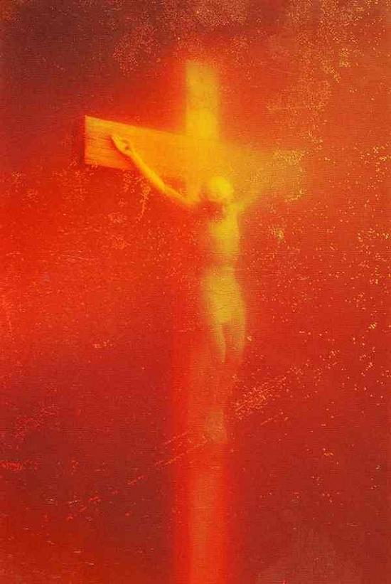 安德里斯•塞拉诺的作品Piss Christ(1987),照片中受难的耶稣像被放置在盛满了艺术家自己尿液的容器中
图片来源:Paola Bernardelli