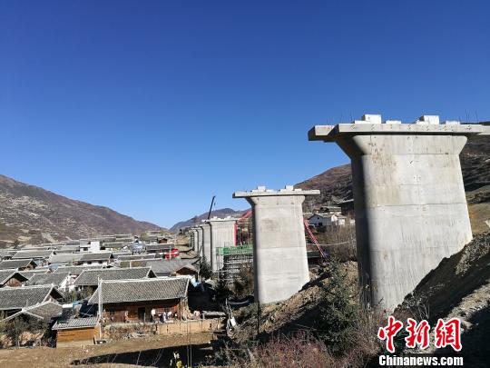 图为穿过村庄的桥梁雄姿。 程兰 摄