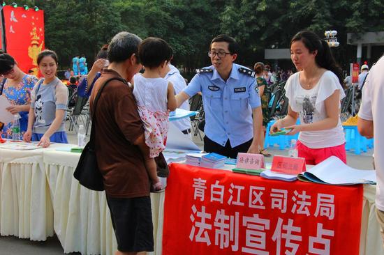 送法進社區(qū)為社區(qū)居民開展法治宣傳