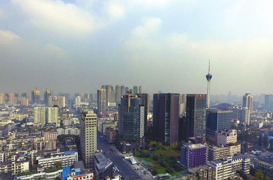 11月16日,人工增雨后,成都雾霾减轻。吕甲摄