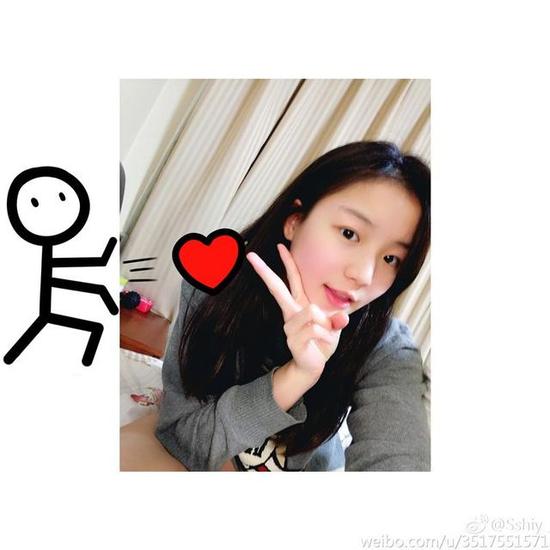 出国比赛在即 四川花样游泳队美女队员护照签