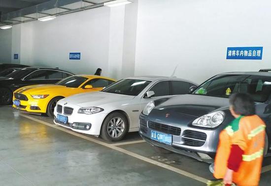 成都东站西广场负一楼停车场B区大部分停的是豪车。