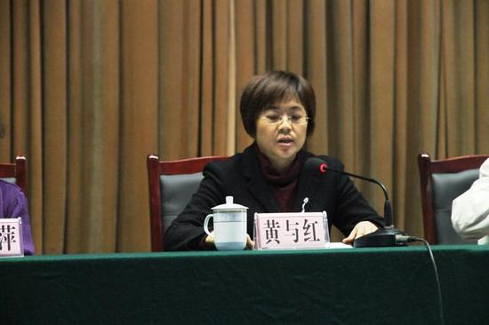 龙泉驿区教育局局长黄与红为大会致辞