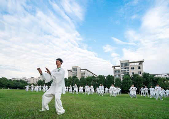 四川大学锦江学院太极拳俱乐部活动现场 马力 摄