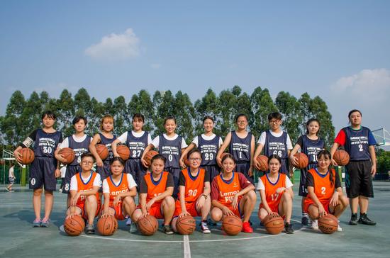 四川大学锦江学院篮球俱乐部吸引了不少女生加入 王晶 摄