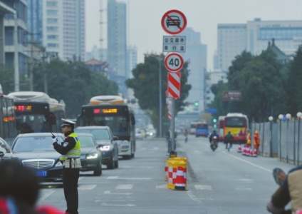 交警在路口指挥交通。