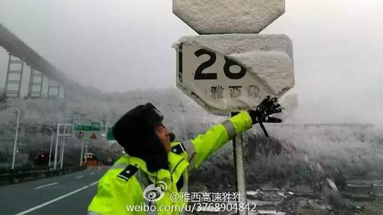 雅西高速因雪中断12小时
