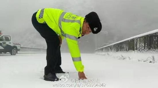 雅西高速因雪中断12小时