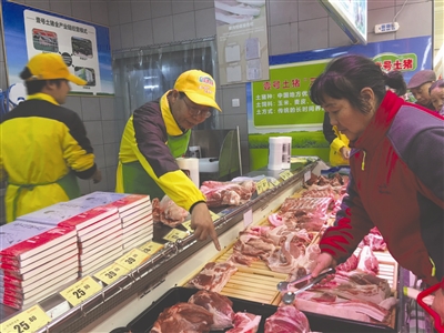 “北大才子”陆步轩(中)来成都卖猪肉