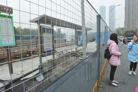 成都三官堂公交站移至非机动车道,市民候车不安全。