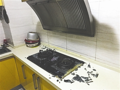 发生爆炸的燃气灶面板