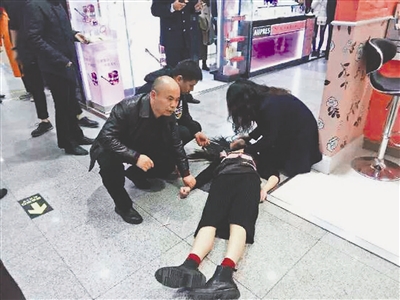3日,春熙路一商城,女子倒在地上,过路的医生护士联手抢救她