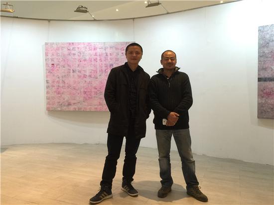 策展人李万峰（左）、艺术家安杰（右）